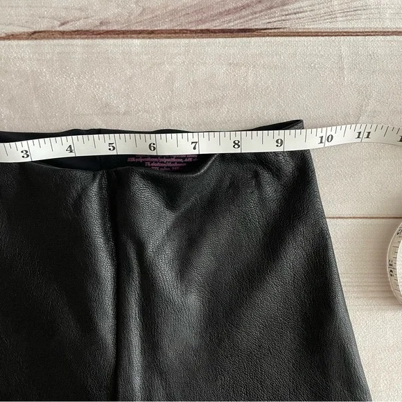 Evereve Commando 7/8 Faux Leather Leggings Womens XS Black Moto Goth Chic *Flaw* - Picture 10 of 14